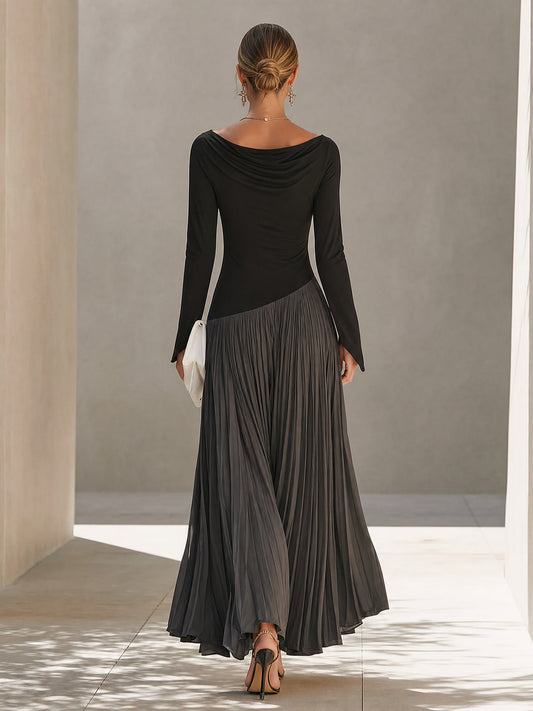 Vestido largo plisado en dos tonos, negro y gris, con diseño de retazos y escote drapeado