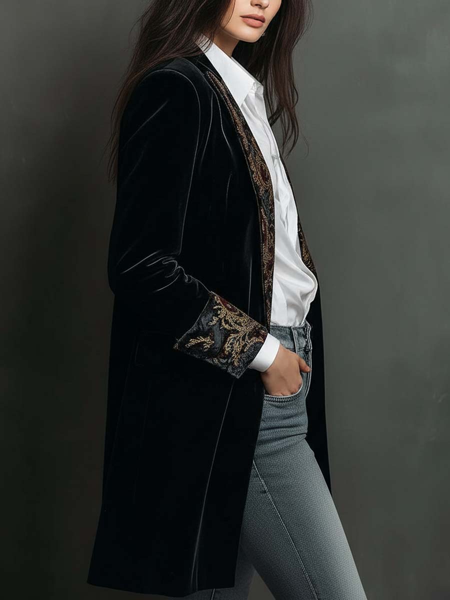 Camilla | Blazer entallada negra con estampado barroco