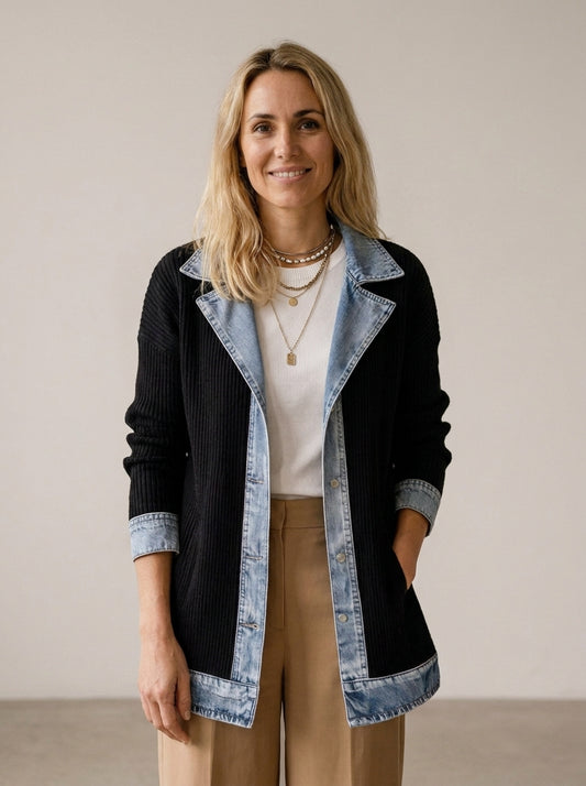Elegante abrigo de mujer de denim con inserción de punto acanalado