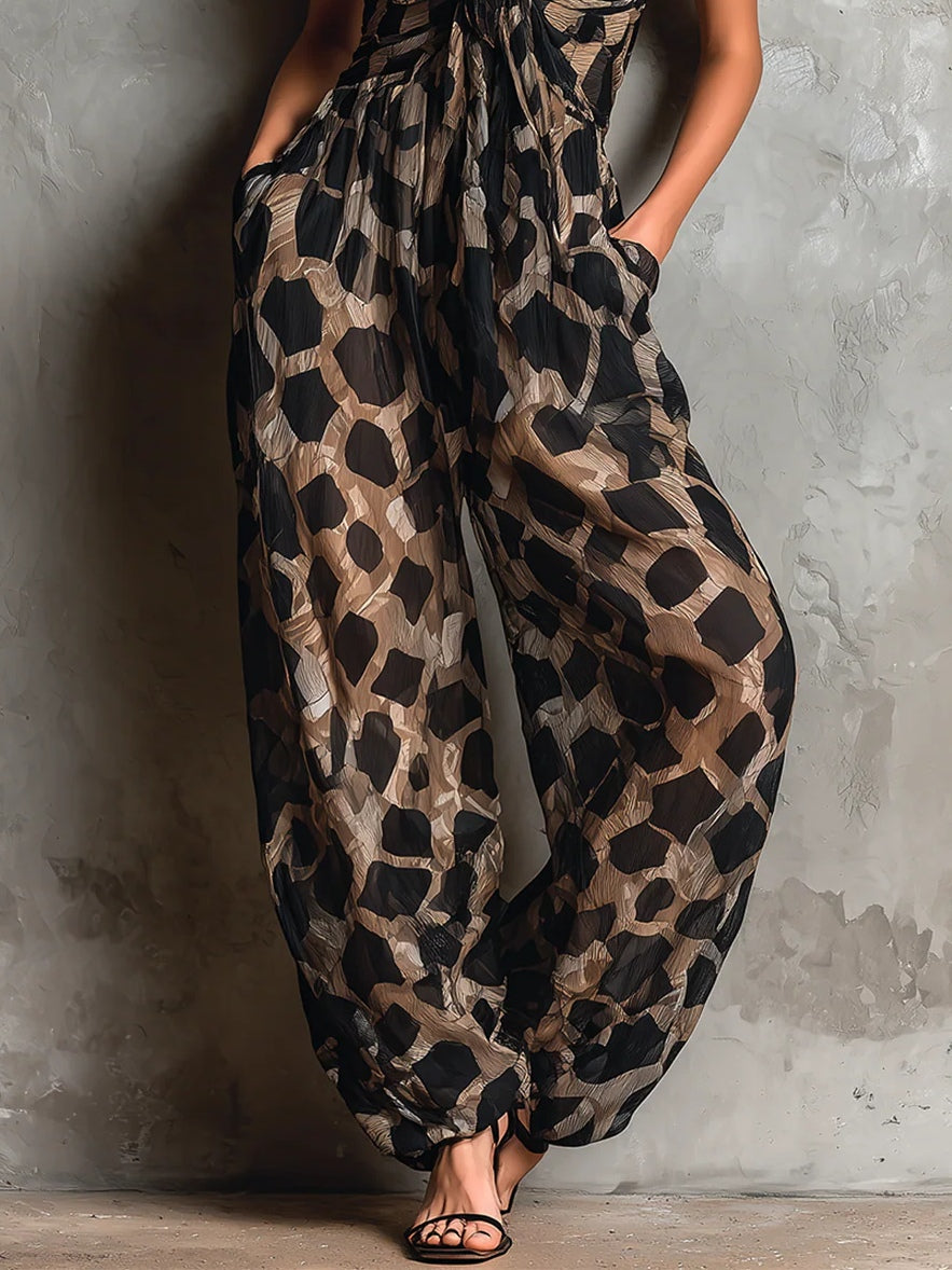 Mono negro de gasa holgado, con cuello halter, estampado de animales y pernera ancha