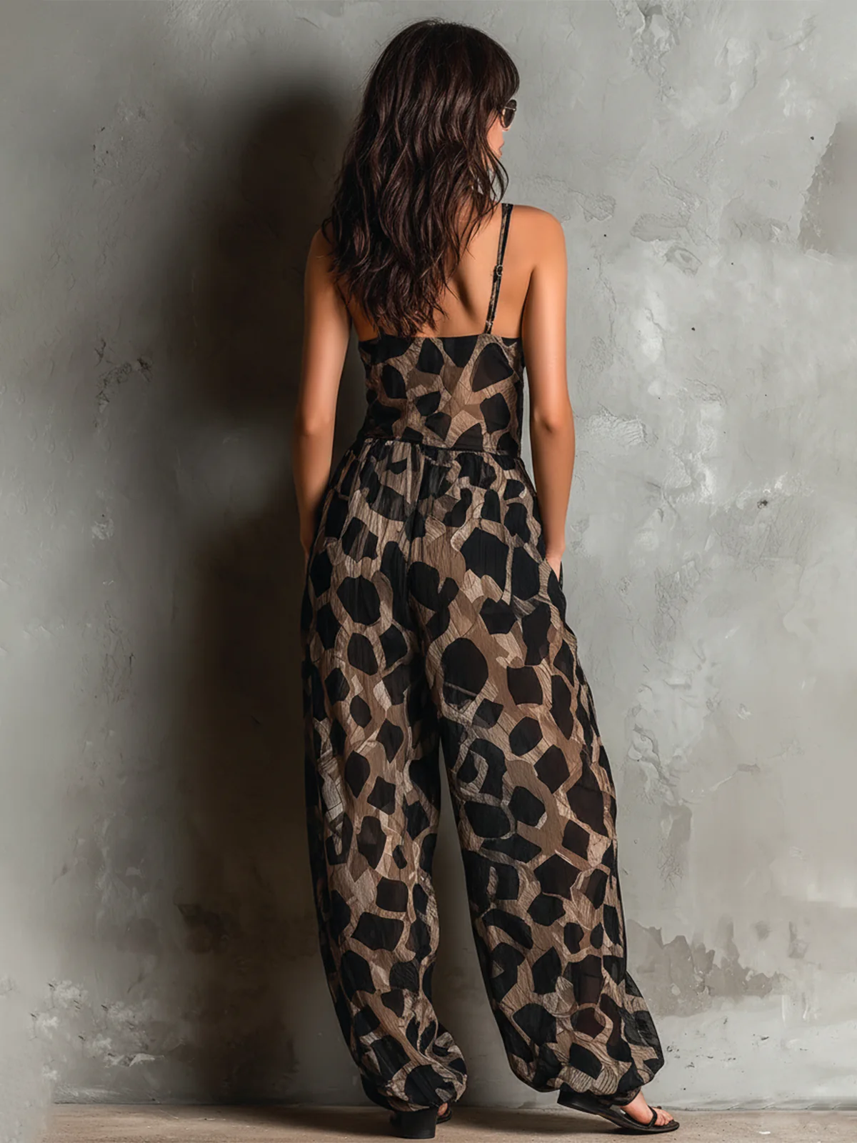 Mono negro de gasa holgado, con cuello halter, estampado de animales y pernera ancha